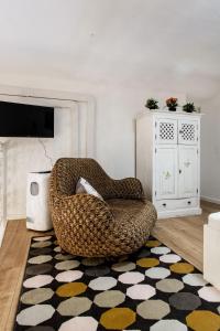 sala de estar con silla y alfombra en The Little Castle in Downtown Budapest, en Budapest