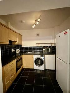 沃特福德的住宿－Terrace Apartment X91 RR04，厨房配有白色冰箱和洗衣机。