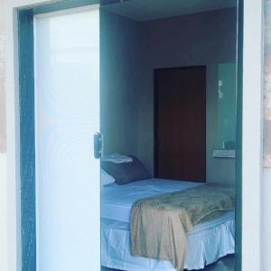 um quarto com uma cama num quarto em Barcel Flat em Teresina
