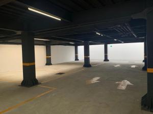 um parque de estacionamento vazio com colunas e luzes numa garagem em Departamento en CDMX, zona norte em Cidade do México