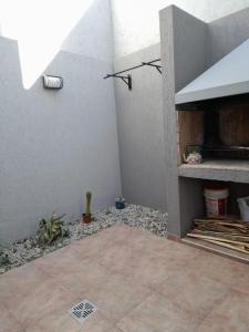 een patio met een open haard in de hoek van een gebouw bij Excelente departamento en lujan de cuyo in Ciudad Lujan de Cuyo