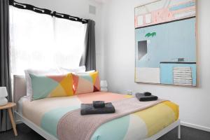 1 dormitorio con 1 cama con toallas en The Alfred, Mittagong, en Mittagong