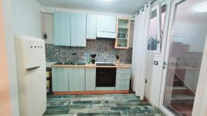 Kuchyň nebo kuchyňský kout v ubytování NAUTILUS - monolocale seminterrato con finestre