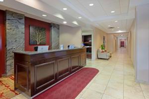 a lobby of a hospital with a reception desk at Best Western Plus Muskoka Inn in Huntsville