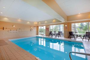 a large swimming pool in a hotel room at Best Western Plus Muskoka Inn in Huntsville