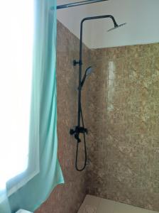 y baño con ducha y cortina de ducha. en SECRET PLACE HOTEL by HELLO TANZANIA TOURS& SAFARIS, en Makunduchi