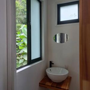 baño con lavabo blanco y ventana en Estudios a 100mts de la Playa, en Manzanillo