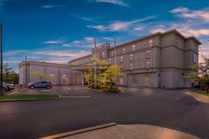 a building with a car parked in a parking lot at Best Western Plus Orangeville Inn & Suites in Orangeville