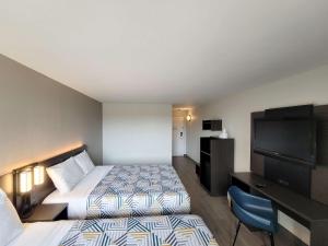 Cette chambre comprend 2 lits et une télévision à écran plat. dans l'établissement Motel 6 Jackson, TN, à Jackson