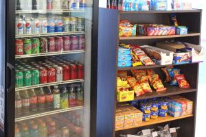 un réfrigérateur rempli de boissons et de nourriture. dans l'établissement Hotel Americana, à Nogales
