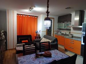 オウレンセにあるMaría Belkisのリビングルーム(テーブル付)、キッチン(オレンジ色のキャビネット付)
