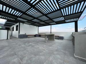 Cette grande chambre comprend une table et des bancs. dans l'établissement Departamento en CDMX, zona norte, à Mexico