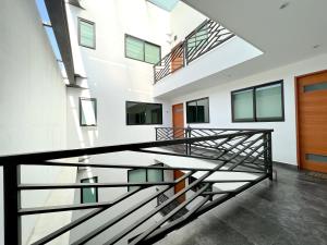 - un escalier dans un bâtiment avec un escalier dans l'établissement Departamento en CDMX, zona norte, à Mexico