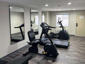The fitness centre and/or fitness facilities at Quality Inn & Suites Near White Sands National Park