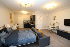 una camera con letto e un soggiorno di Luxury Studio Flat In London a Londra