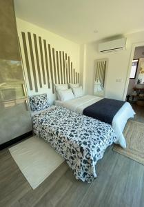 1 Schlafzimmer mit 2 Betten in der Unterkunft Refúgio do Lago in Frossos