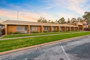 an empty parking lot in front of a building at Comfort Inn Clubarham in Barham