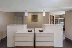 un vestíbulo con encimeras y luces blancas en Comfort Inn & Suites Tipp City - I-75 en Tipp City