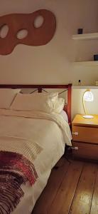1 dormitorio con 1 cama con cabecero de madera en Greengage House, en Newport