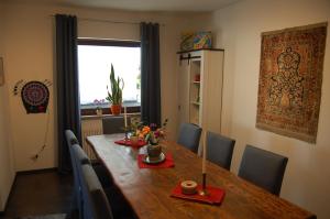 Niederburg的住宿－Niederburger Herberge，餐桌、椅子和大窗户