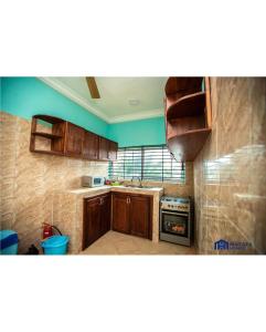 Virtuvė arba virtuvėlė apgyvendinimo įstaigoje Matata Homes Airbnb
