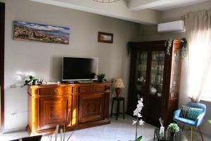 salon z telewizorem na drewnianej szafce w obiekcie Vomero Parthenope Home w mieście Napoli