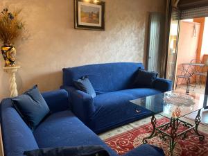 バッティフォッレにあるLa Casa dell'Artistaのリビングルーム(ガラステーブル付)の青いソファ