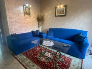 バッティフォッレにあるLa Casa dell'Artistaのリビングルーム(青いソファ、テーブル付)