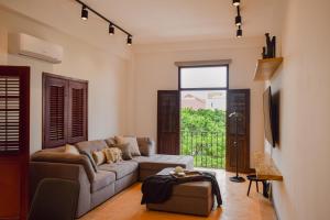 ein Wohnzimmer mit einem Sofa und einem Fenster in der Unterkunft Amazing location Spacious Apto with Rooftop in Panama-Stadt