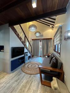 Una sala de estar con un sofá y un televisor. en Reserva BG - Praiano - Vista mar, en Barra Grande