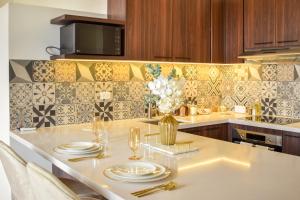 uma cozinha com uma mesa com pratos e copos em Modern luxury Studio with Rooftop + parking na Cidade do Panamá