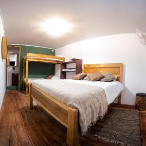 sypialnia z łóżkiem i łóżkiem piętrowym w obiekcie Veragua Rainforest w mieście Puerto Limón