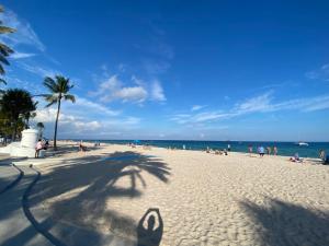 una sombra de una persona en la playa en Studio Fort Lauderdale - 5 minutes walk to Las Olas Beach en Fort Lauderdale