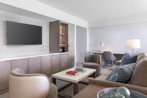 TV a/nebo společenská místnost v ubytování Sheraton Waikiki Beach Resort