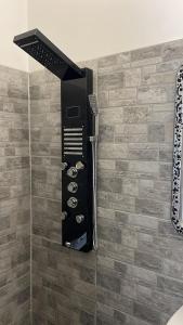 uma casa de banho com chuveiro e secador de cabelo em B&B UN POSTO AL MARE San Salvo Marina em San Salvo