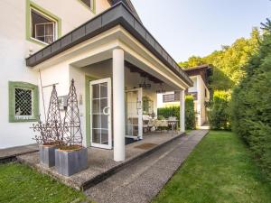 ein Haus mit einer Veranda mit einer Terrasse in der Unterkunft Landhaus Leitzinger OG1 in St. Wolfgang