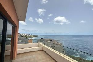 einen Balkon mit Meerblick in der Unterkunft Ocean Mirror Apartment in Praia