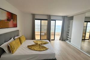a bedroom with a bed with a gold plate on it at Ocean Mirror Apartment in Praia