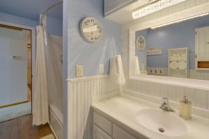 O baie la Hermantown Home with Decks, Grill and Hot Tub! +35 fotografii