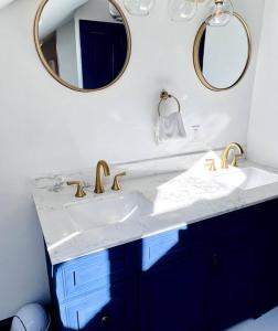 een badkamer met 2 wastafels en 2 spiegels bij Large West End Penthouse walk to Old Port w/Parking in Portland