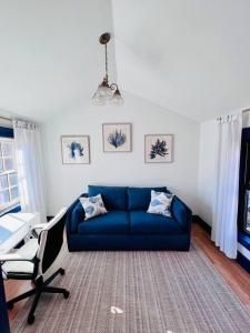 sala de estar con sofá azul y mesa en Large West End Penthouse walk to Old Port w/Parking, en Portland