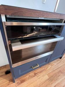 Un horno microondas colocado encima de una encimera. en Large West End Penthouse walk to Old Port w/Parking, en Portland