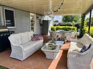 Ruang duduk di Addisons Stanthorpe with hot tub