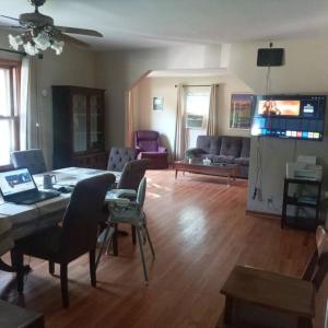 een woonkamer met een tafel en stoelen en een bank bij The Young’s - Northern Indiana in Gary