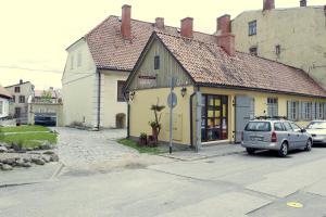 un coche aparcado frente a un edificio amarillo en Cēsu Namiņš, en Cēsis