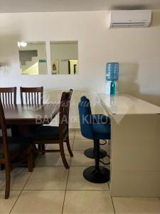 奇諾灣的住宿－Diamante Dos Joyas Del Mar Bahia de Kino，桌椅和一瓶水