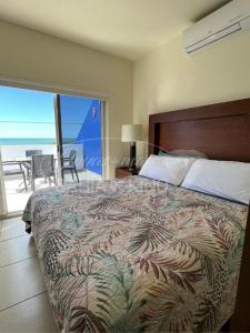 1 dormitorio con 1 cama y vistas al océano en Diamante Dos Joyas Del Mar Bahia de Kino en Bahía Kino
