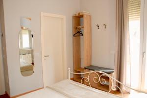 una camera con letto e specchio di Domus 44 Rooms a Verona