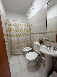 La salle de bains est pourvue de toilettes et d'un lavabo. dans l'établissement Ideal para 4 personas o familia, à Resistencia