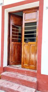 a wooden door on a red and white building at Alojamiento completo en el centro in Veracruz